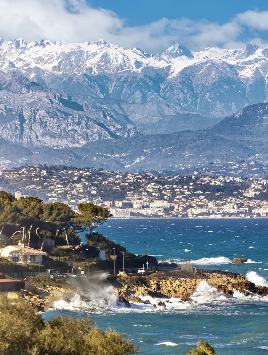 Le Mercantour enneige ferme l'horizon derriere le Cap d'Antibes