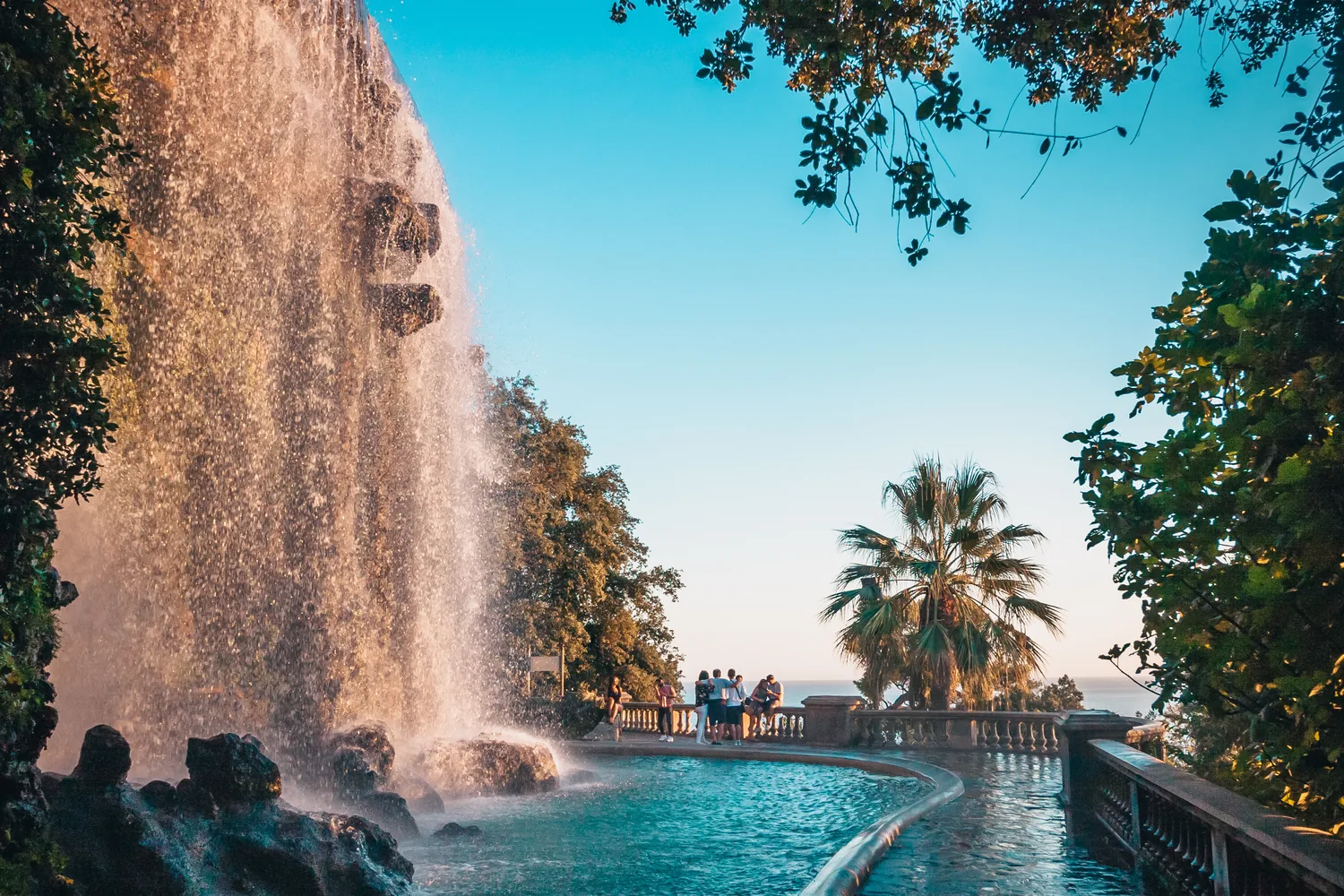 La cascade artificielle de la colline du Château et sa terrasse face à la mer