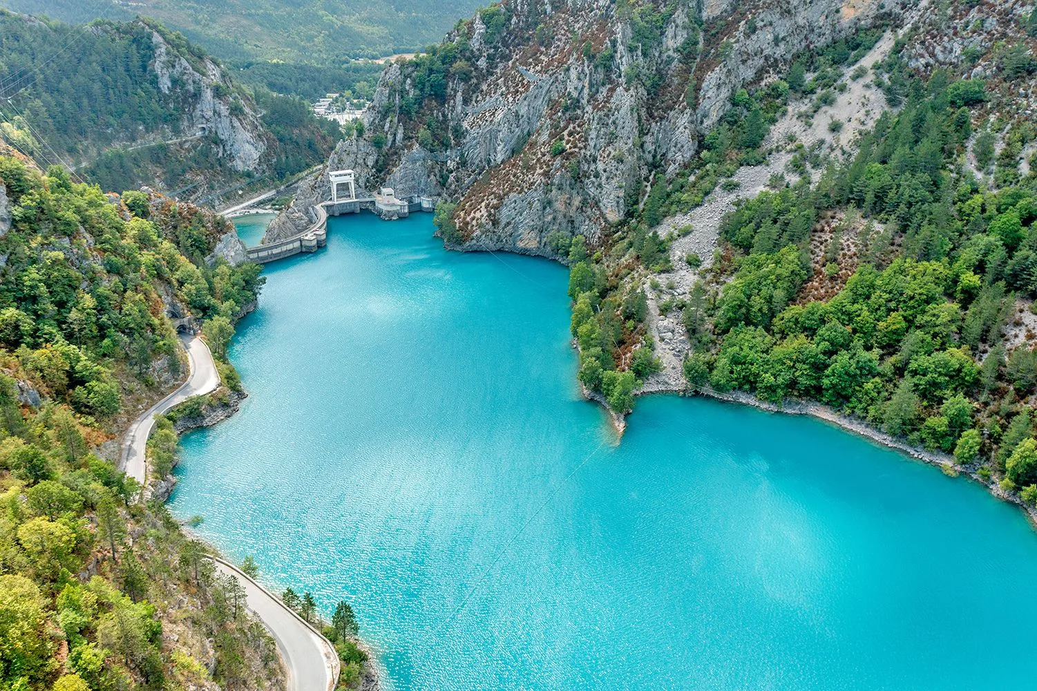 Vue aérienne des eaux turquoise du lac de Castillon et de son barrage