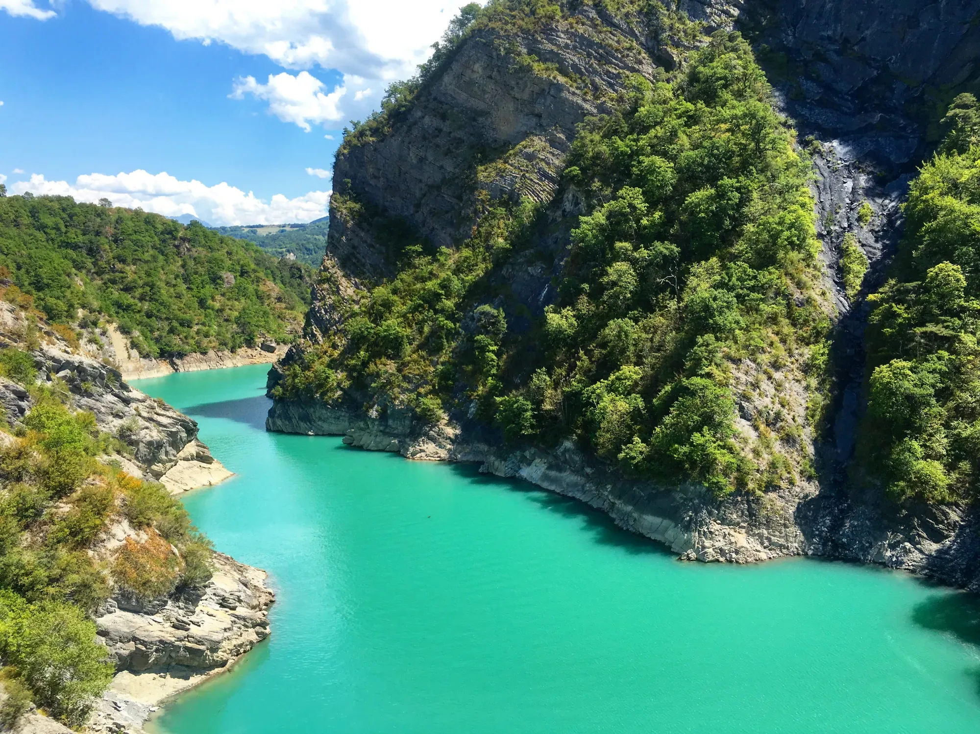Le lac de Castillon et son eau turquoise serpentant entre les falaises, aux portes du Verdon