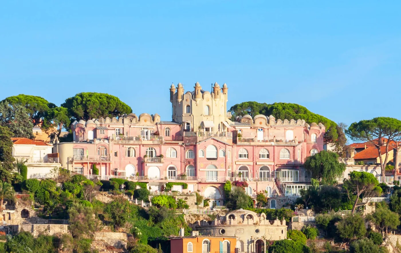 Le Château de l’Anglais, façade rose crénelée sur le Mont Boron