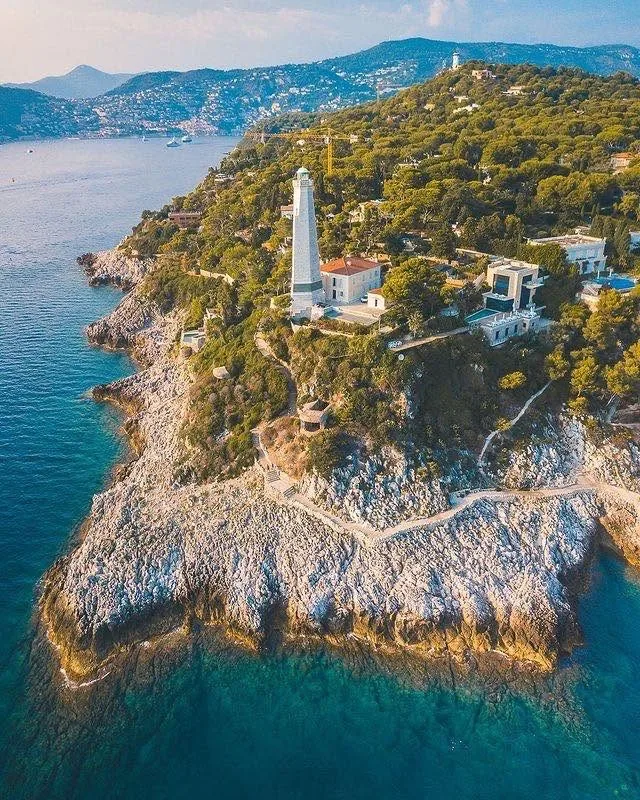 Le phare de Saint-Jean-Cap-Ferrat au bout du sentier du littoral