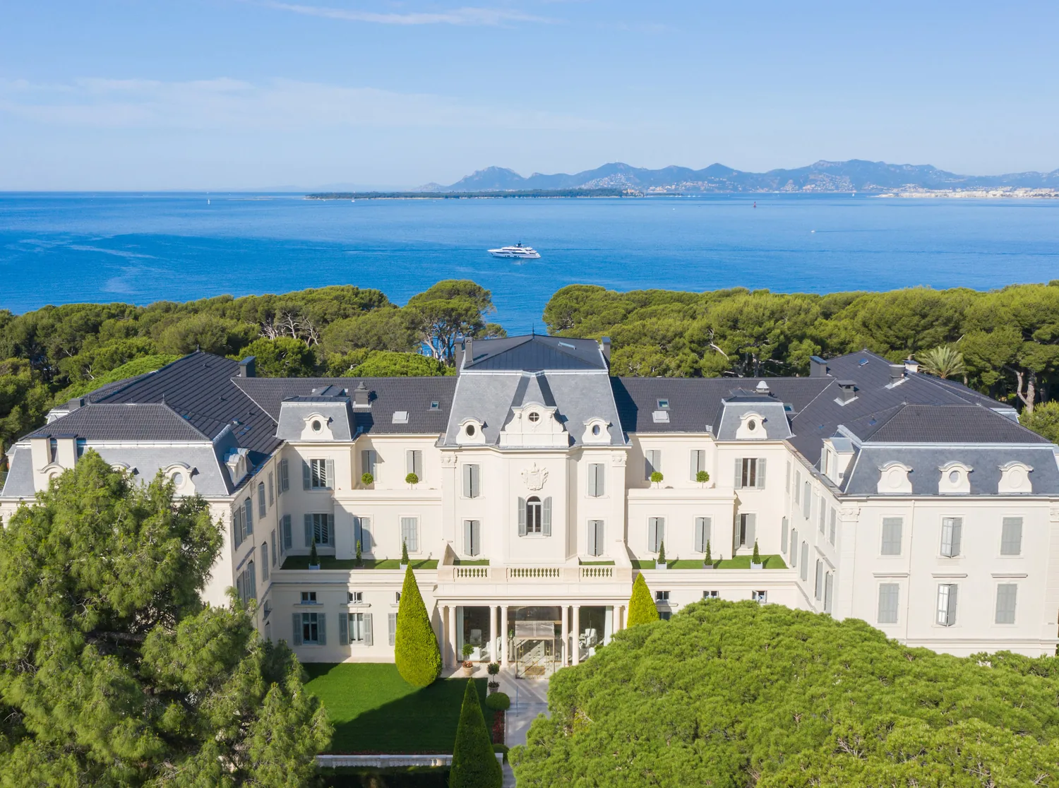 La facade Napoleon III de l'Hotel du Cap-Eden-Roc face a la mer