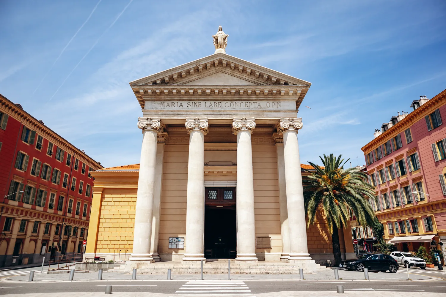 La façade néoclassique de l’église Notre-Dame du Port à Nice