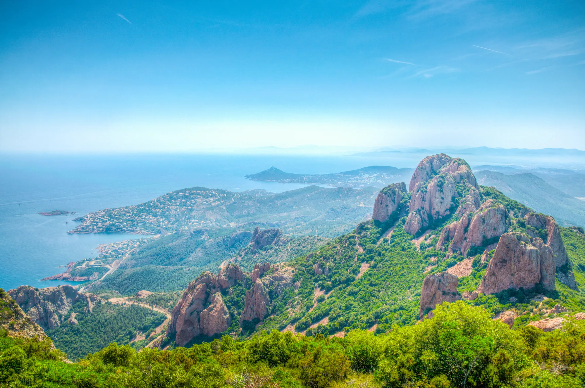 Panorama depuis le Pic du Cap Roux sur les pics rouges de l'Esterel et la Mediterranee