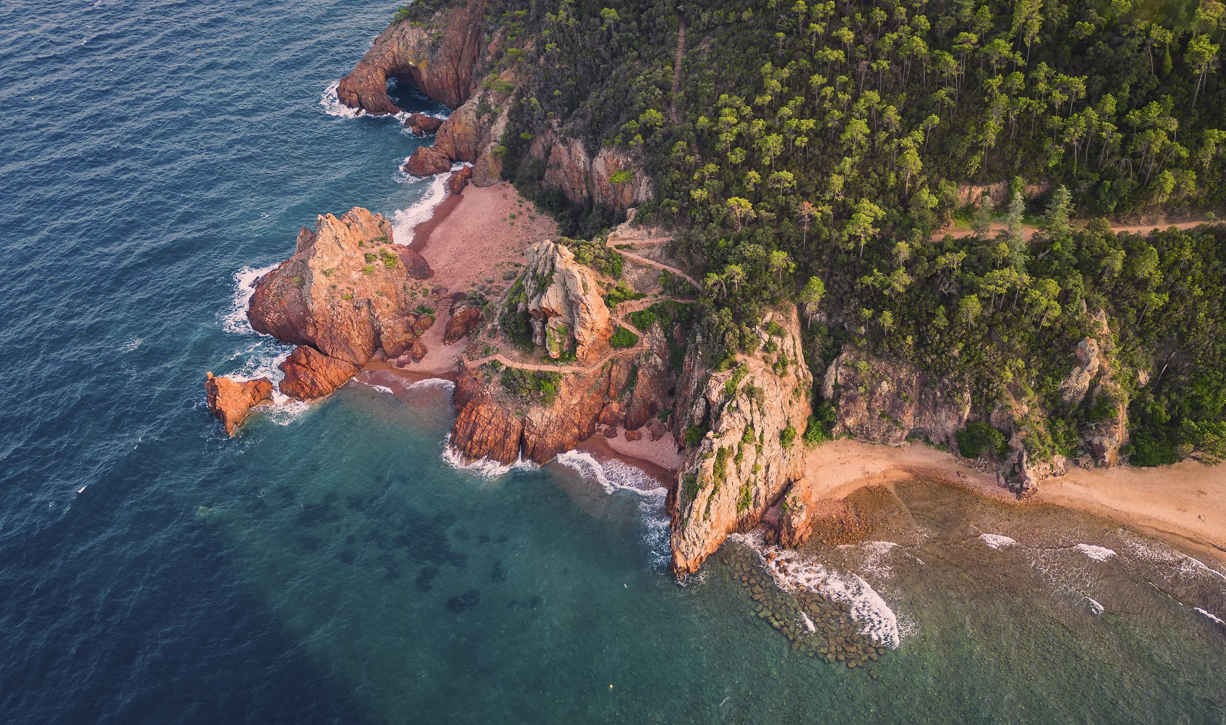 Vue aerienne de la cote rouge de l'Esterel plongeant dans la mer turquoise le long de la Corniche d'Or
