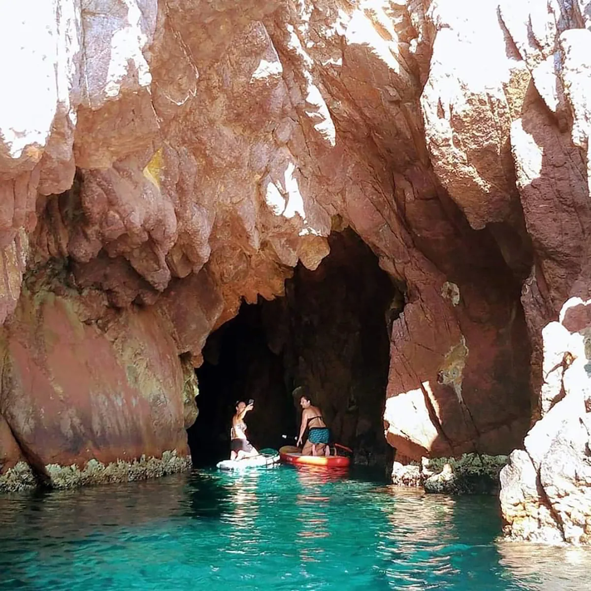 Exploration en paddle d'une grotte marine de porphyre rouge dans l'Esterel