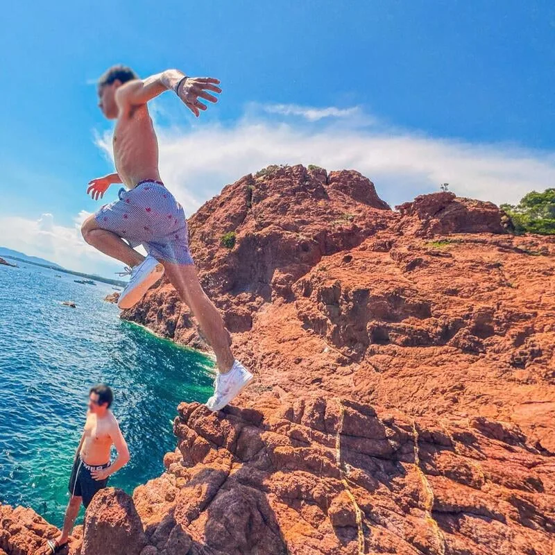 Saut depuis les rochers rouges de l'Esterel dans la mer