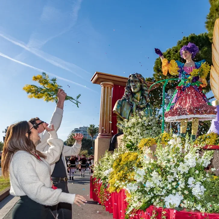 Bataille de fleurs du Carnaval de Nice : char fleuri et bouquets de mimosa lancés au public