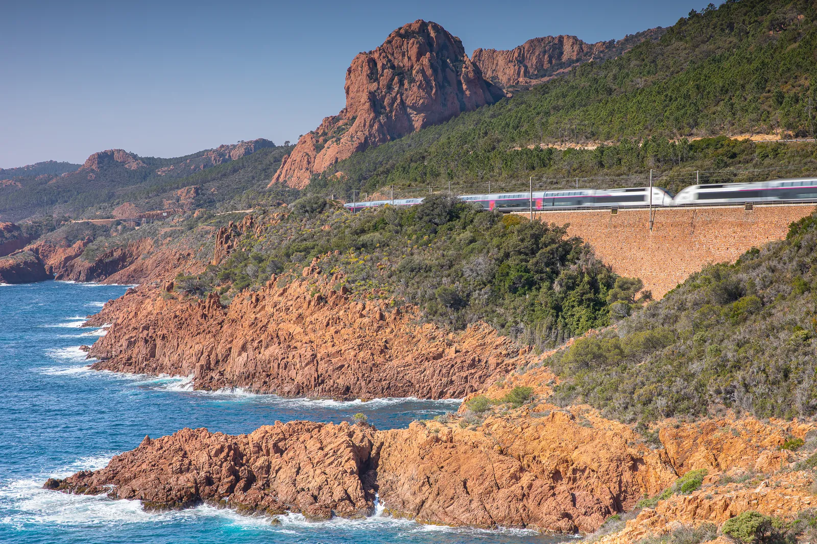 Le train longeant les roches rouges de l’Esterel au bord de la mer