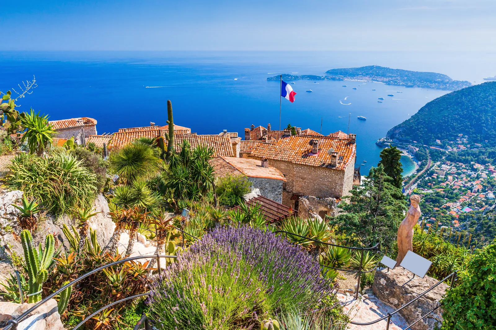 Le village perché d’Èze et sa vue plongeante sur le Cap Ferrat