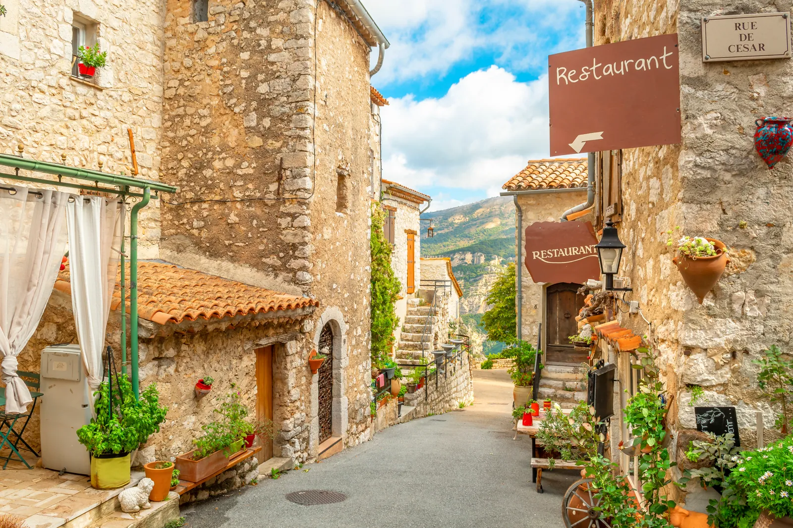 Ruelle pavée et maisons de pierre du village perché de Gourdon