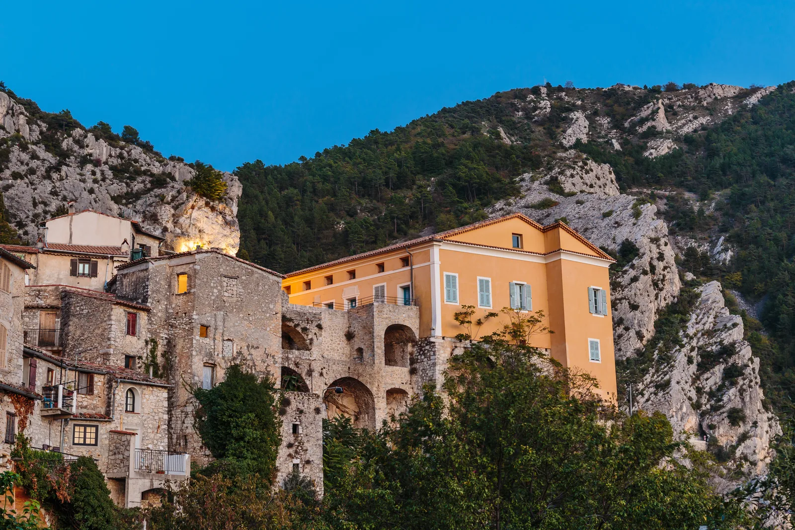 Les maisons de pierre de Peille accrochées à la falaise, au-dessus de la vallée du Paillon