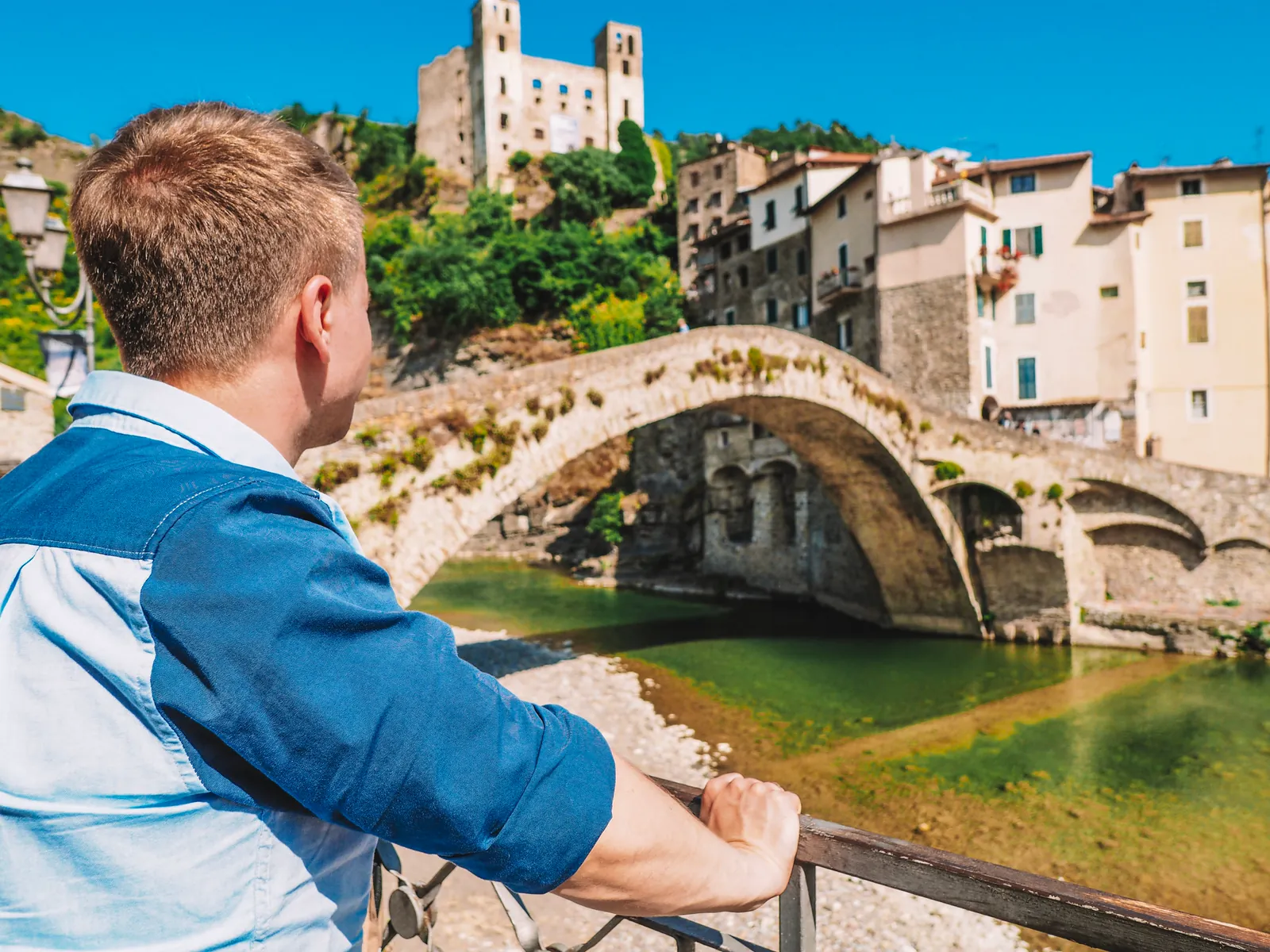 Le vieux pont en dos d’âne de Dolceacqua et les ruines du château des Doria