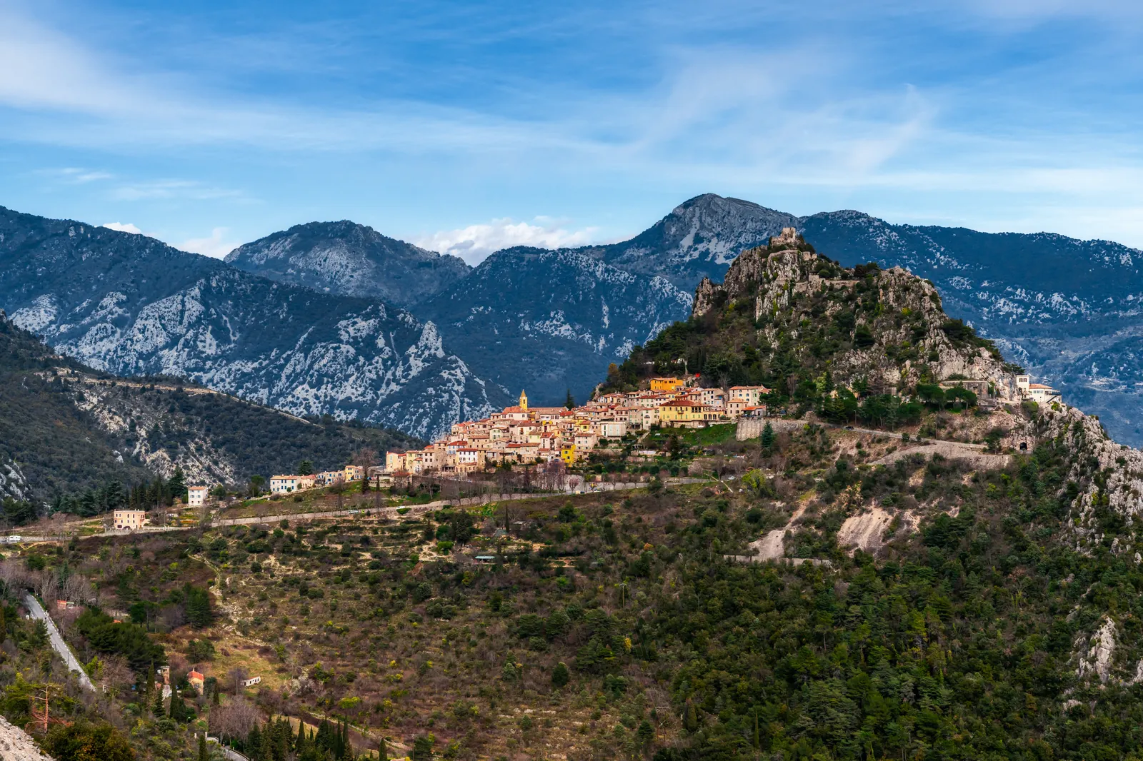 Le village perché de Sainte-Agnès dominant la baie de Menton