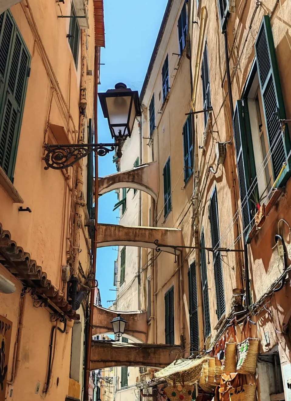 Ruelle de la Pigna à San Remo, ses arcs de pierre et ses façades ocre
