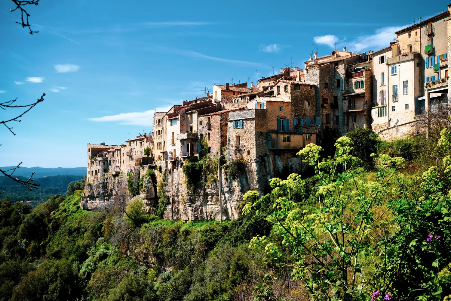 Le village perché de Tourrettes-sur-Loup, accroché à sa falaise dans l’arrière-pays niçois