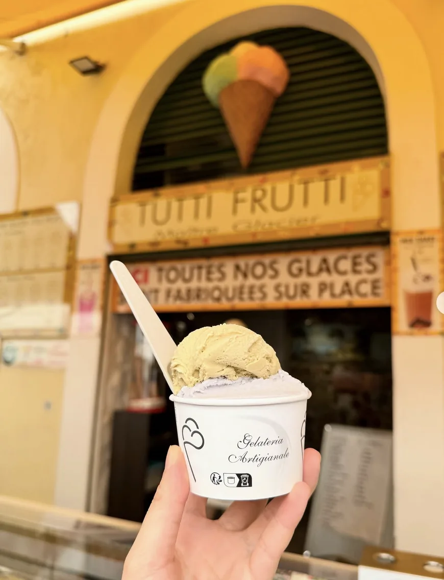 Une glace artisanale au citron devant le glacier Tutti Frutti a Menton