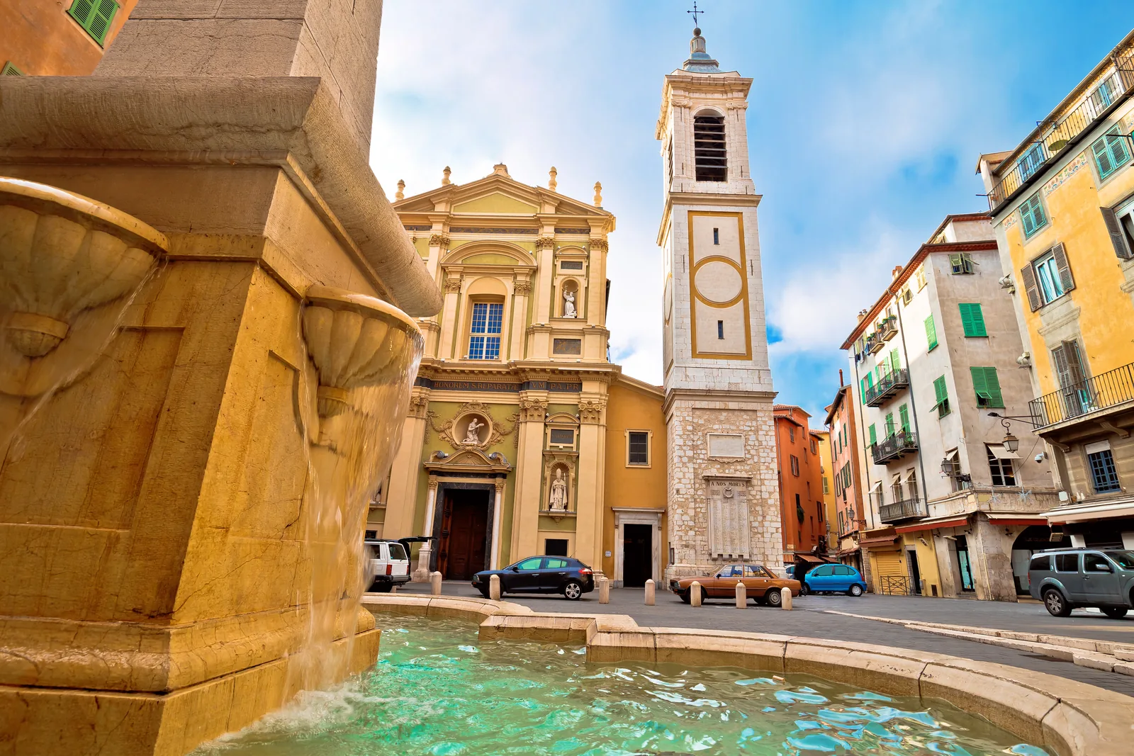 La fontaine et la cathédrale Sainte-Réparate sur la place Rossetti