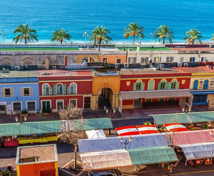 Vue plongeante sur les étals colorés du marché du cours Saleya, face à la mer