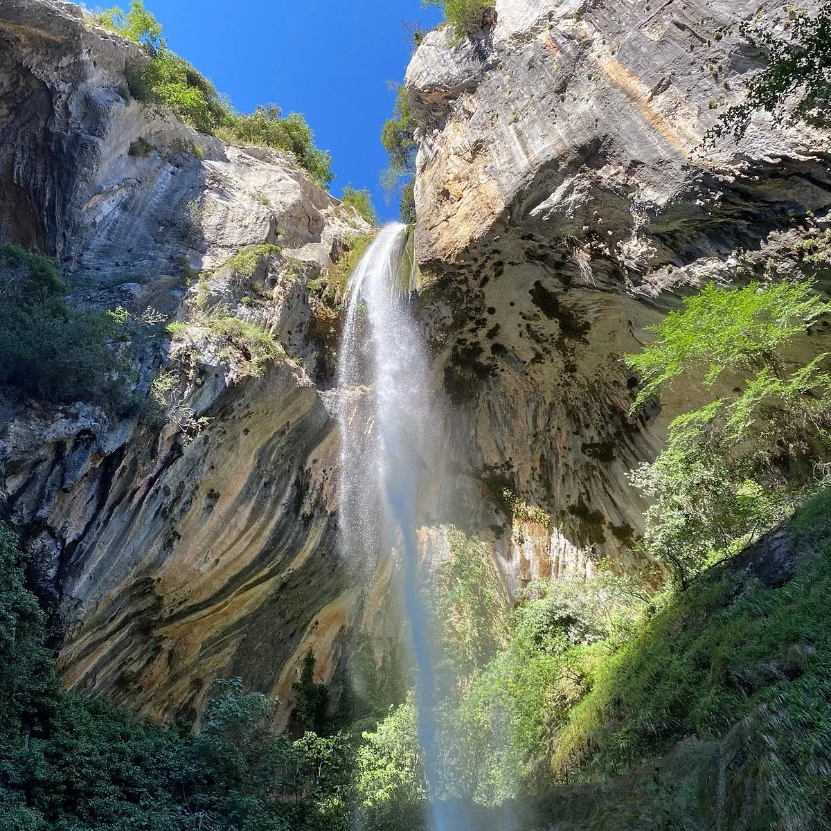 Haute cascade tombant d'une falaise dans les gorges du Loup