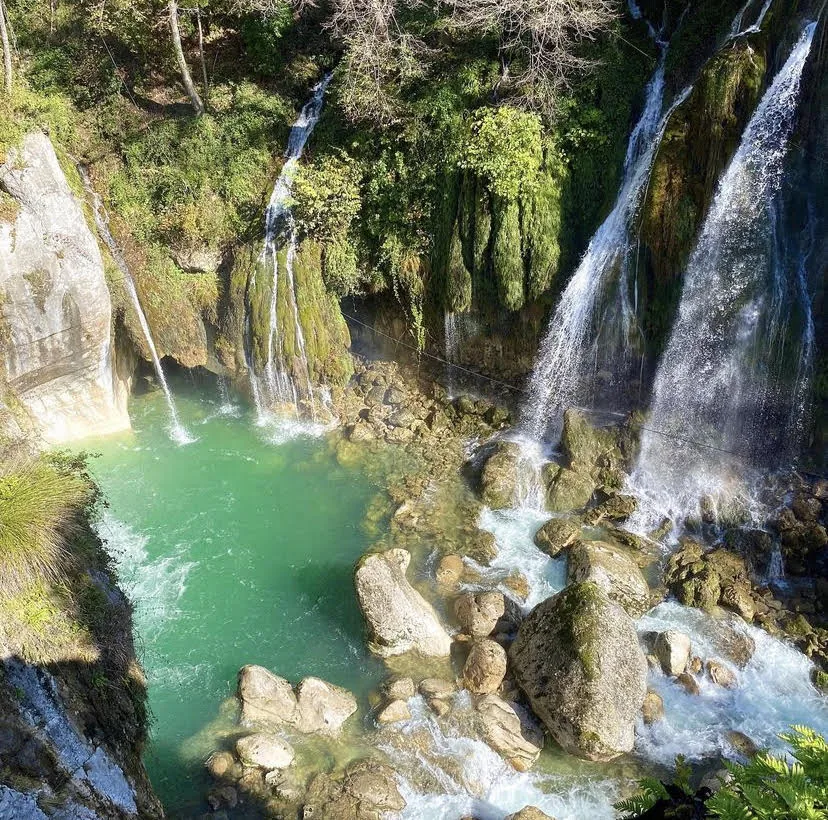Cascades se jetant dans une vasque d'eau émeraude des gorges du Loup