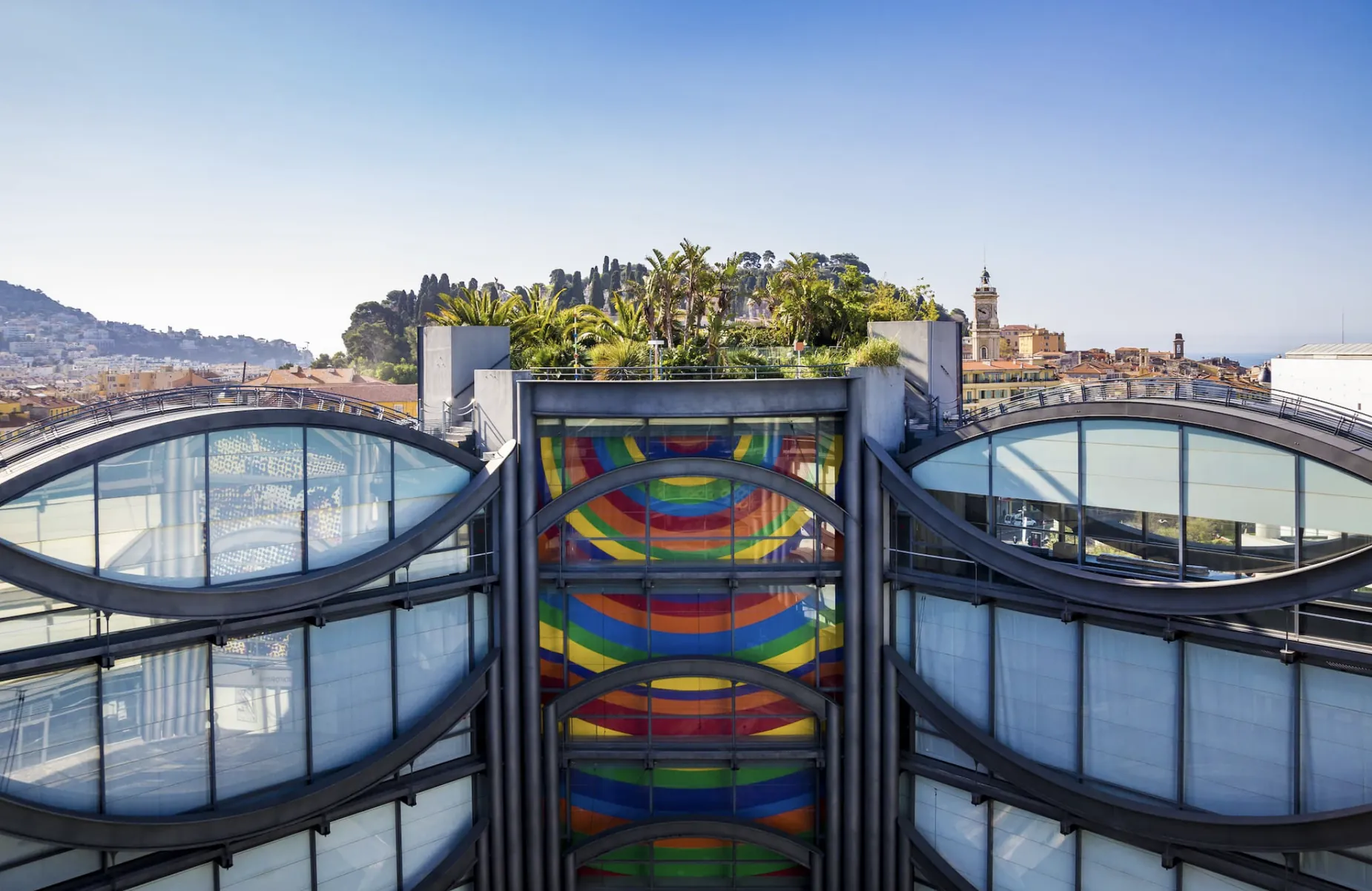 Le toit-terrasse du MAMAC, sa tour de verre colorée et la colline du Château