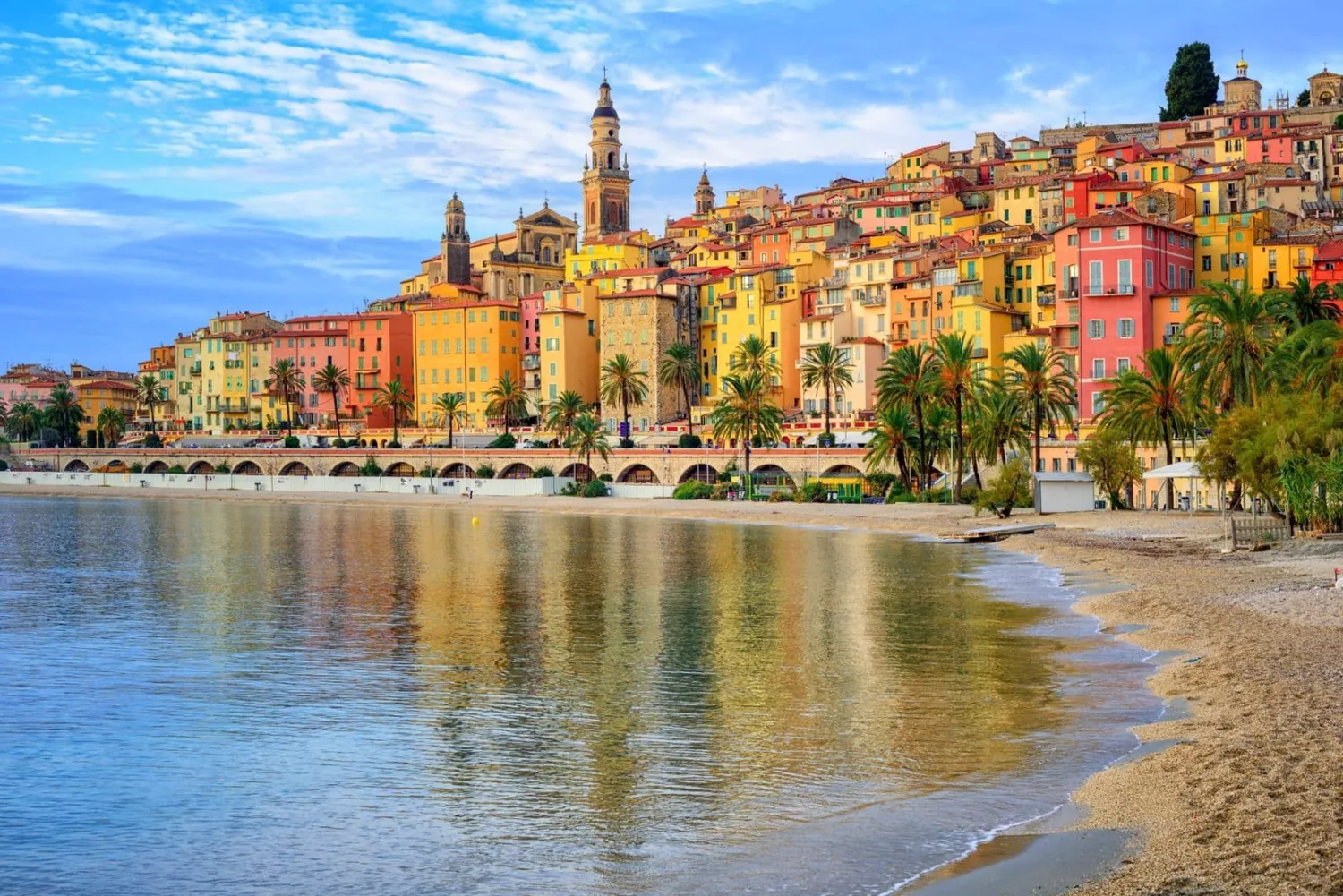 Les façades colorees de la vieille ville de Menton au bord de l'eau