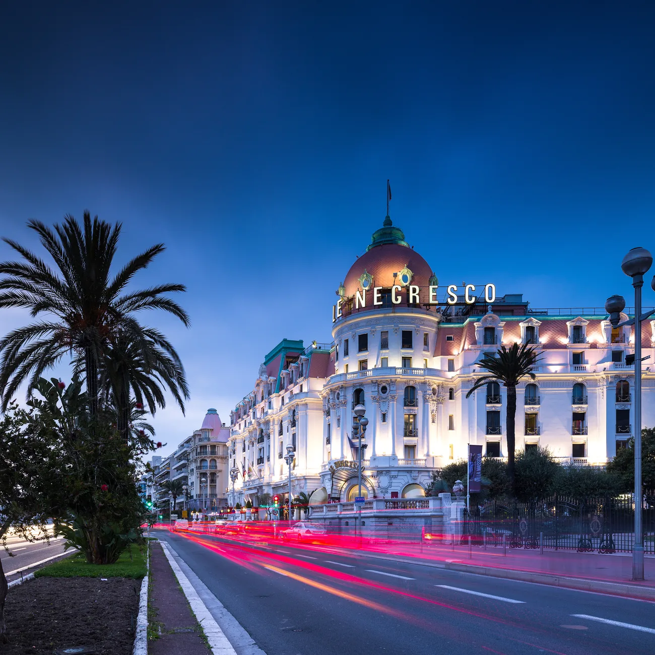 Le Negresco et son dôme rose sur la Promenade des Anglais