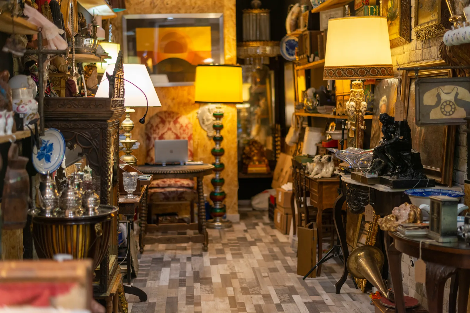 Une boutique d’antiquaire aux mille objets, dans le quartier du port Lympia de Nice