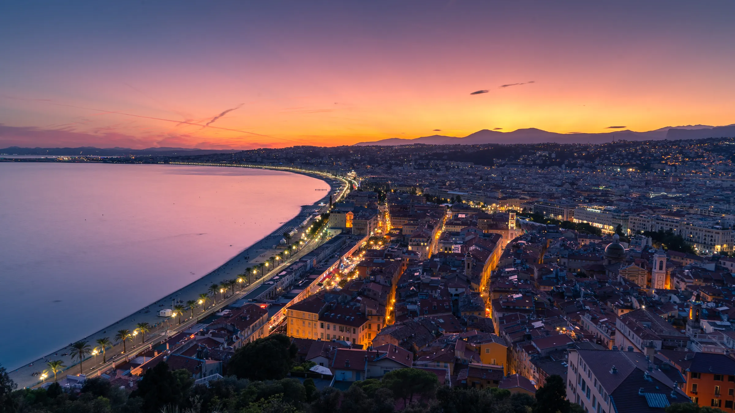 Nice et la Baie des Anges au coucher du soleil, vue depuis la colline du Château