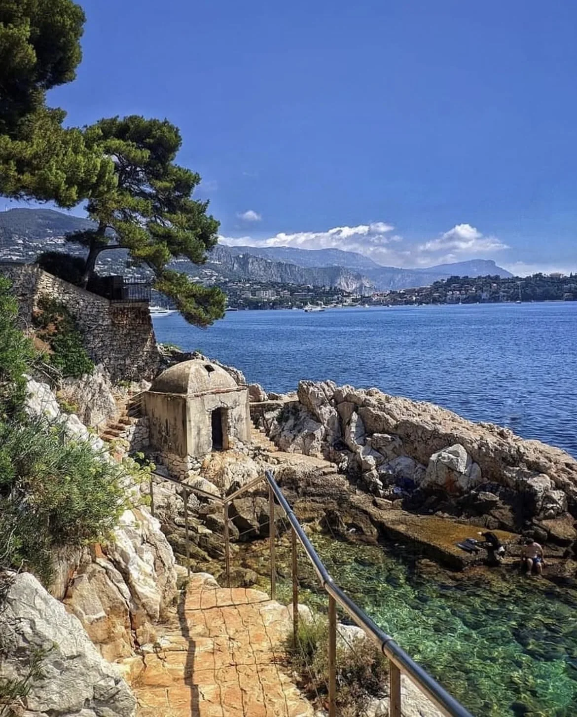 Le sentier du littoral et l'eau limpide au Cap de Nice