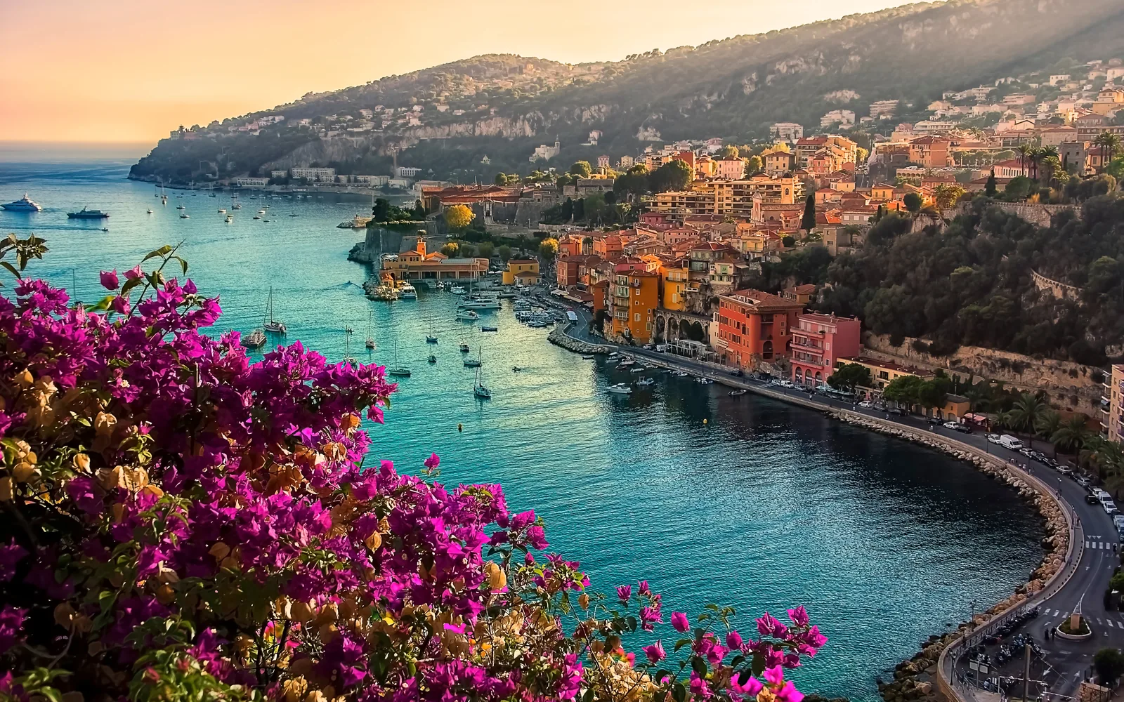 Villefranche-sur-Mer au coucher du soleil : rade turquoise, bateaux et façades colorées