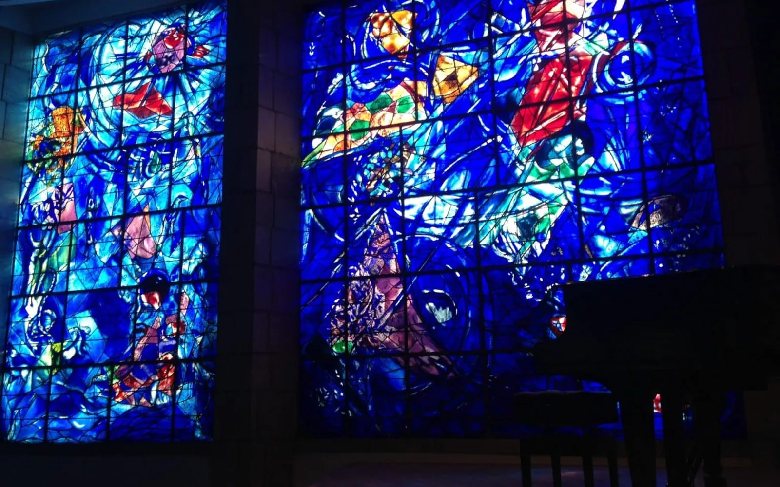 Vitraux bleus du Message Biblique de Marc Chagall, au musée national Marc-Chagall à Nice