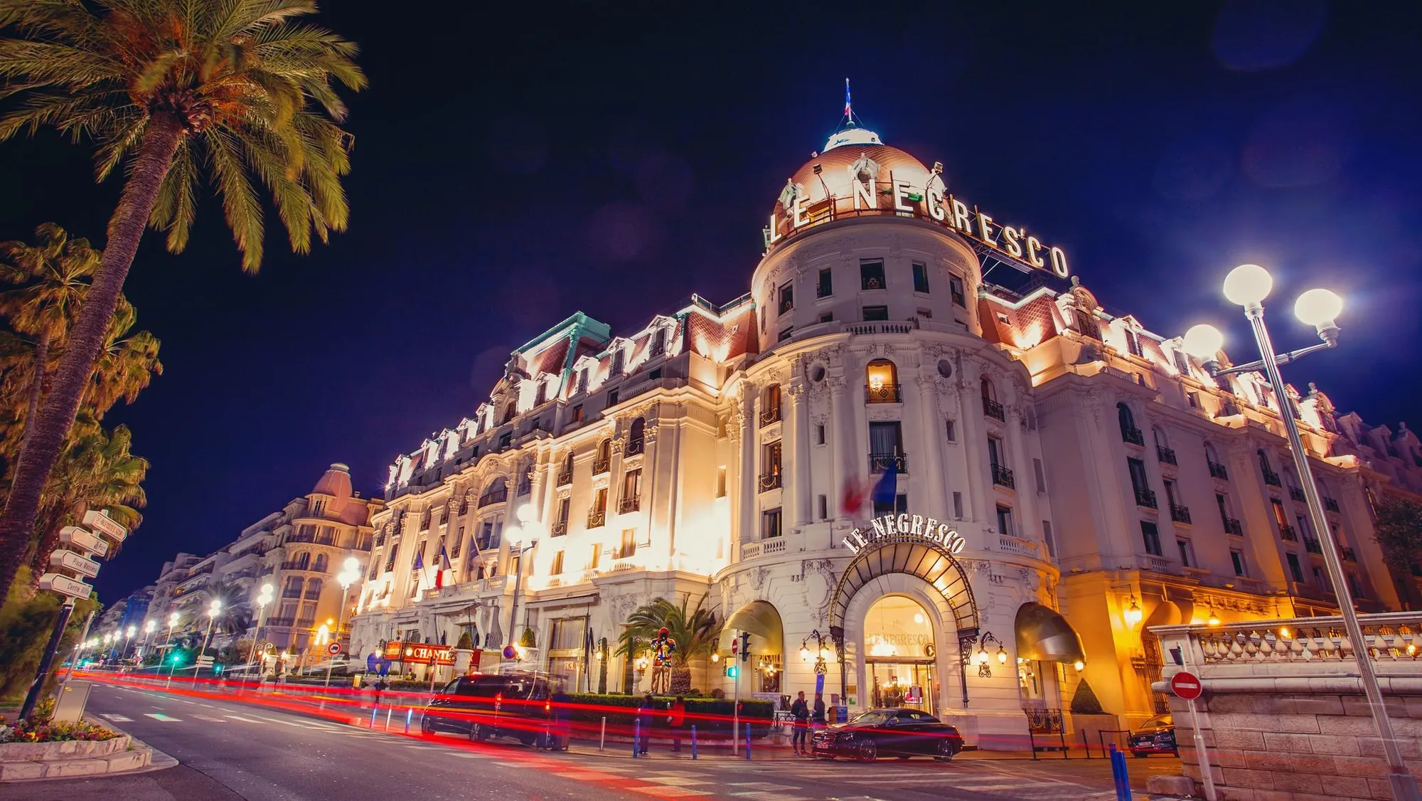 L’hôtel Negresco illuminé la nuit, sur la Promenade des Anglais à Nice