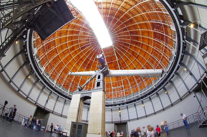 L'intérieur de la coupole de l'Observatoire de Nice et sa grande lunette astronomique, sous la charpente de bois