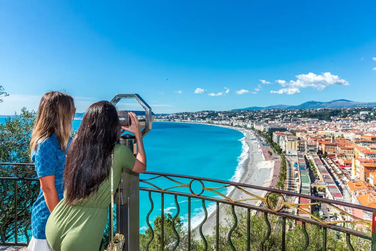 Vue sur la Baie des Anges et les toits de Nice depuis un belvédère de la colline du Château