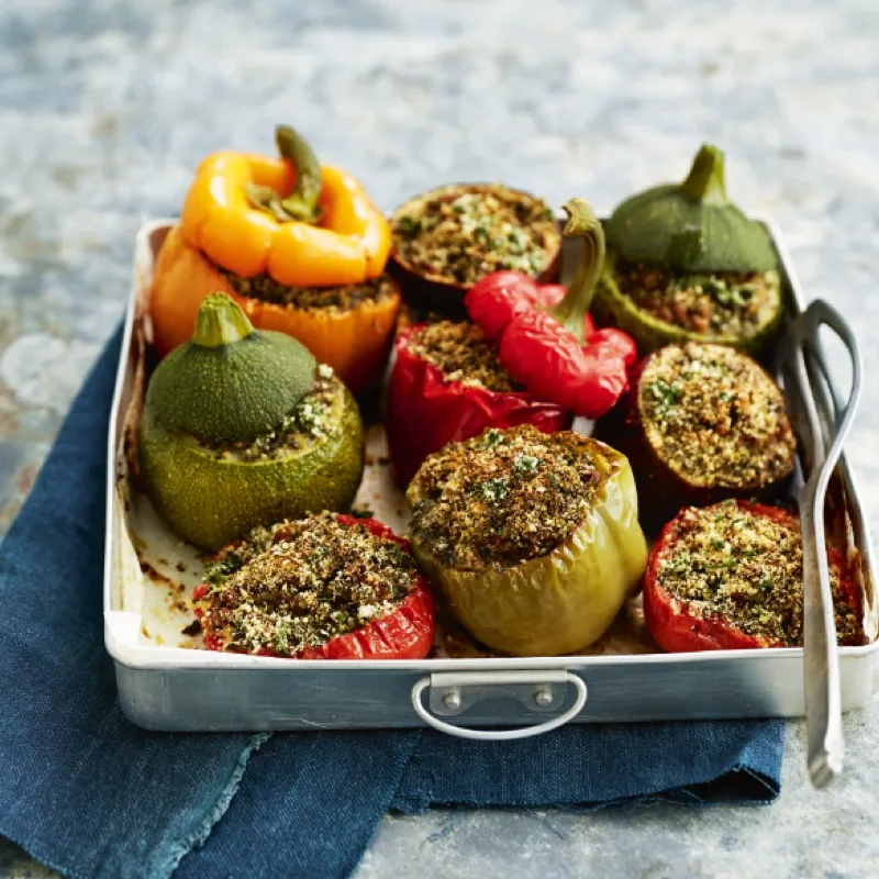 Petits farcis niçois : tomates, courgettes et poivrons farcis et gratinés, dans un plat