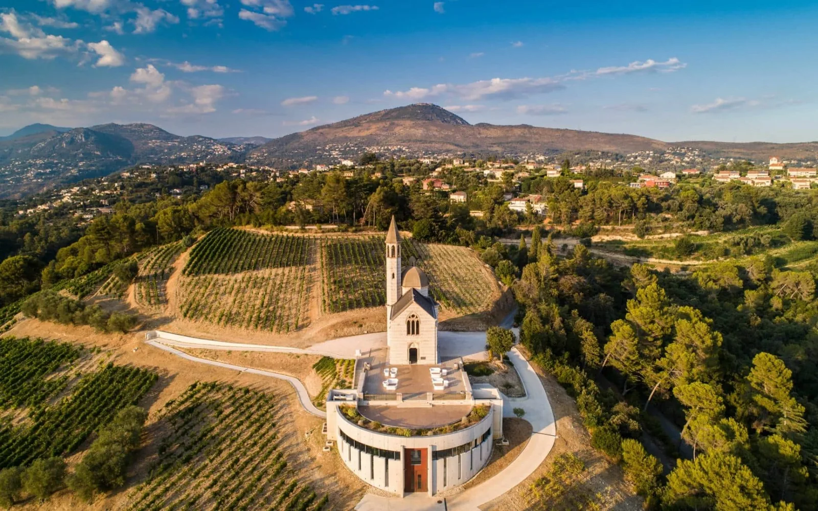 Les vignes en terrasses du vignoble de Bellet sur les collines ouest de Nice