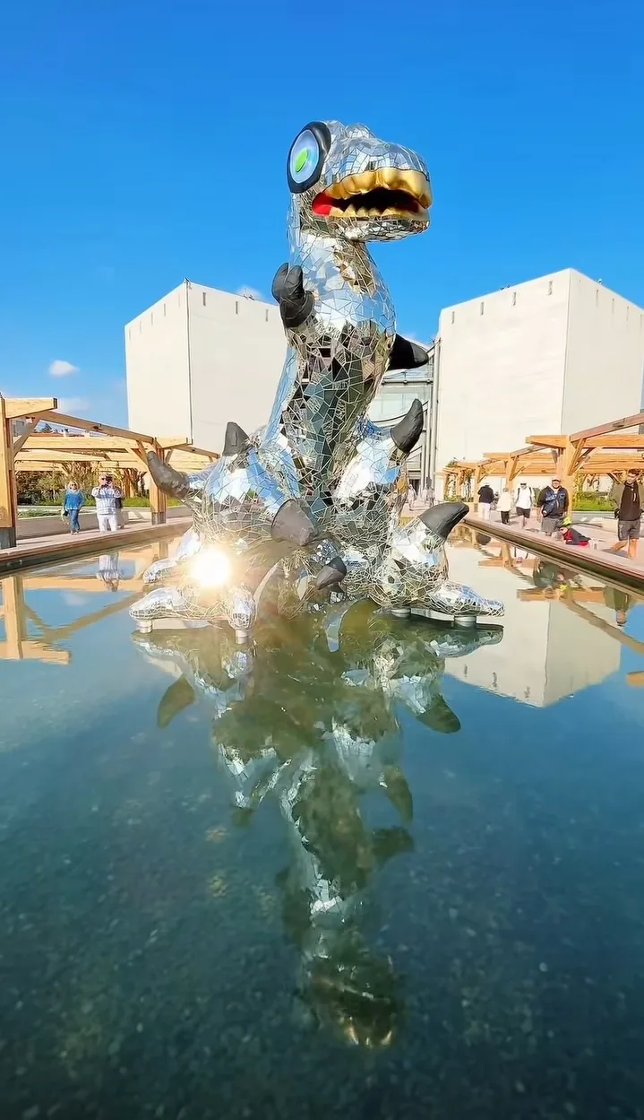 Le Monstre du Loch Ness, sculpture de miroirs de Niki de Saint Phalle au MAMAC