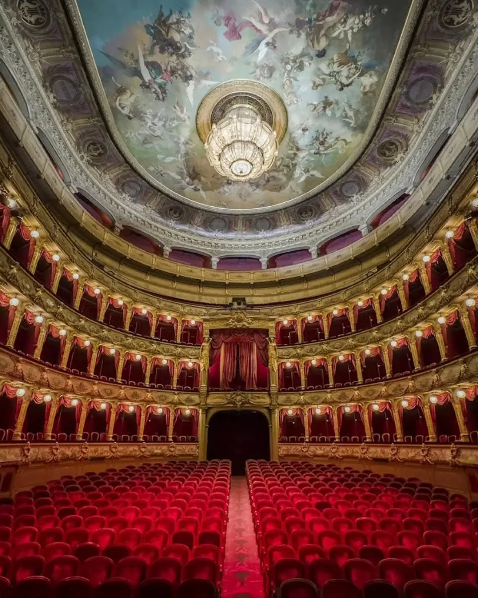 La salle à l’italienne de l’Opéra de Nice, velours rouge et plafond peint