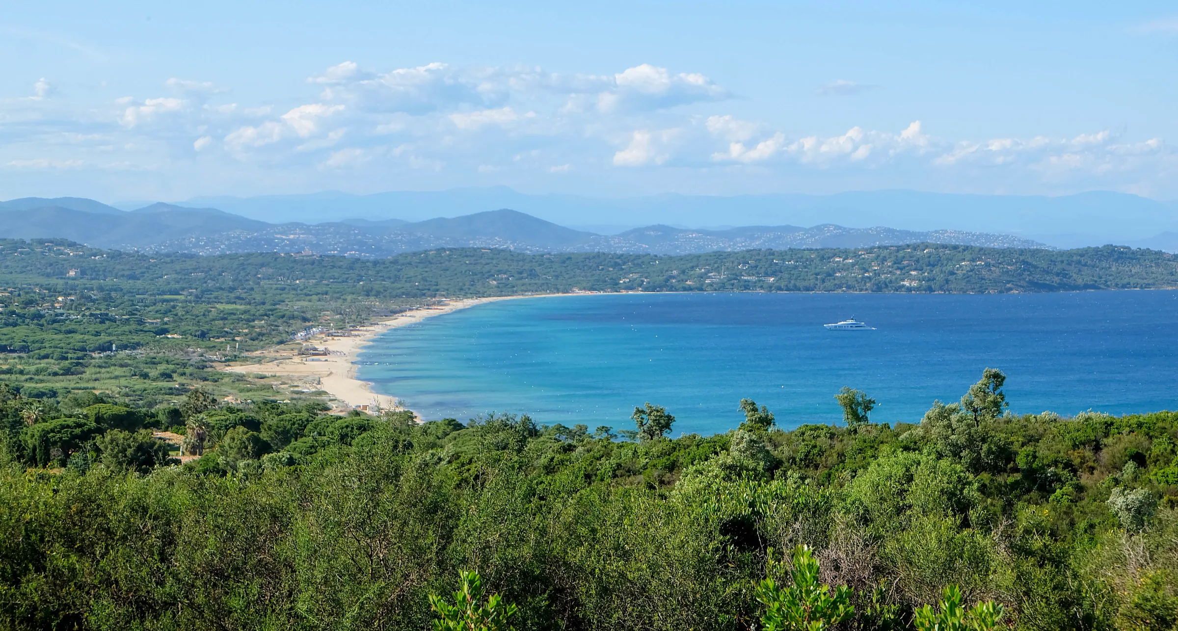 La grande baie de Pampelonne, son sable doré et son eau turquoise près de Saint-Tropez