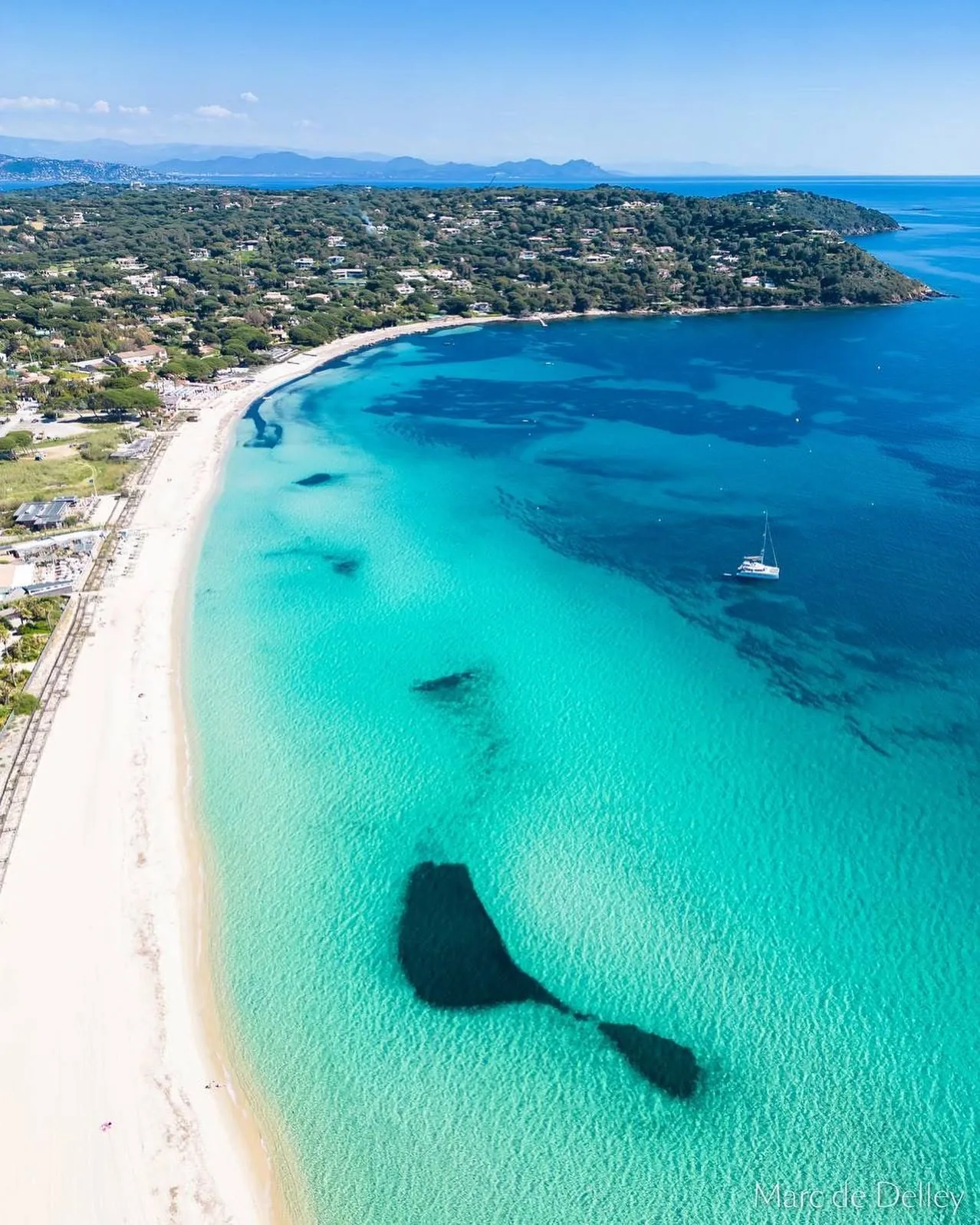 L'eau turquoise et le sable clair de la plage de Pampelonne vus du ciel