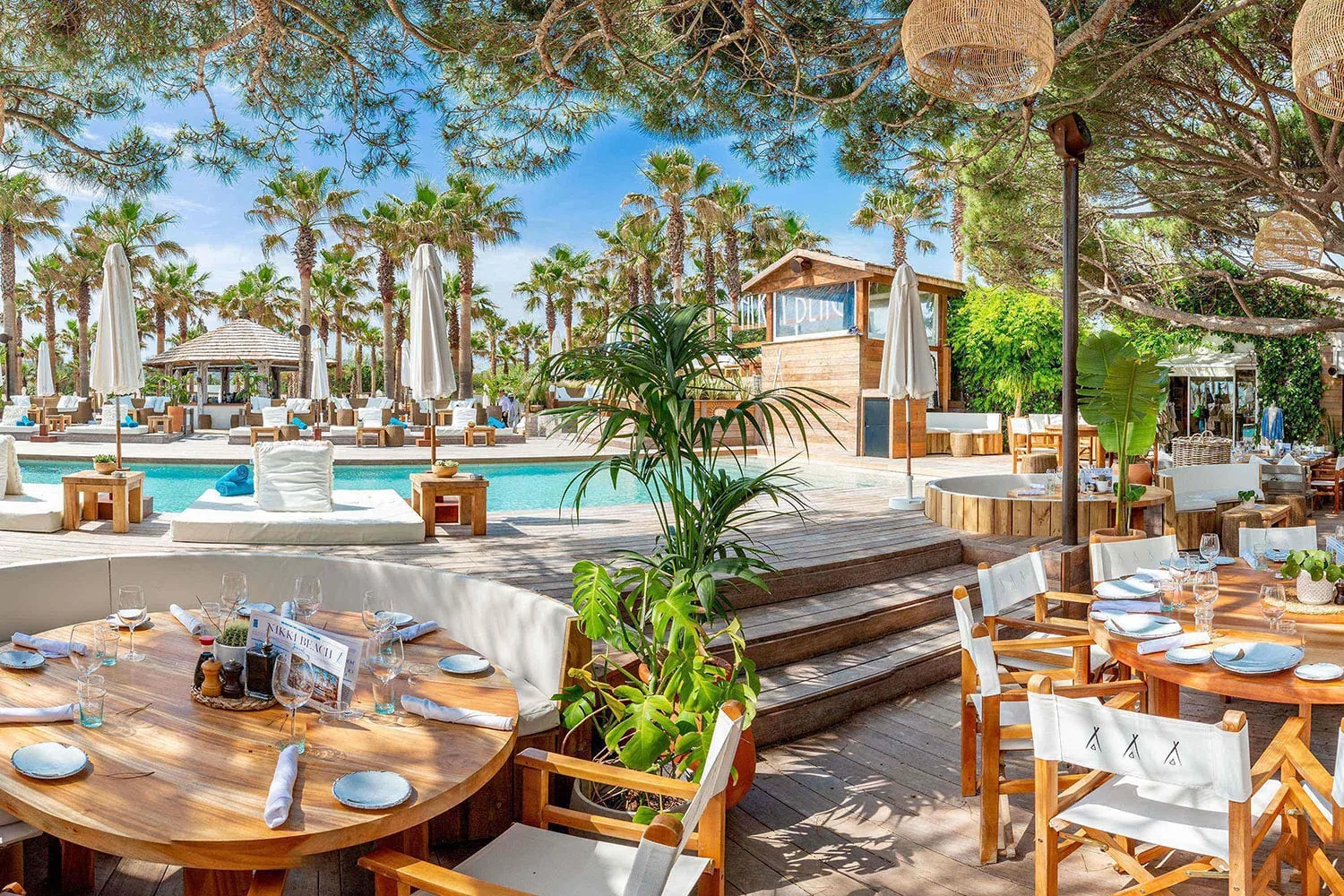 La piscine et les palmiers du beach club Nikki Beach à Pampelonne