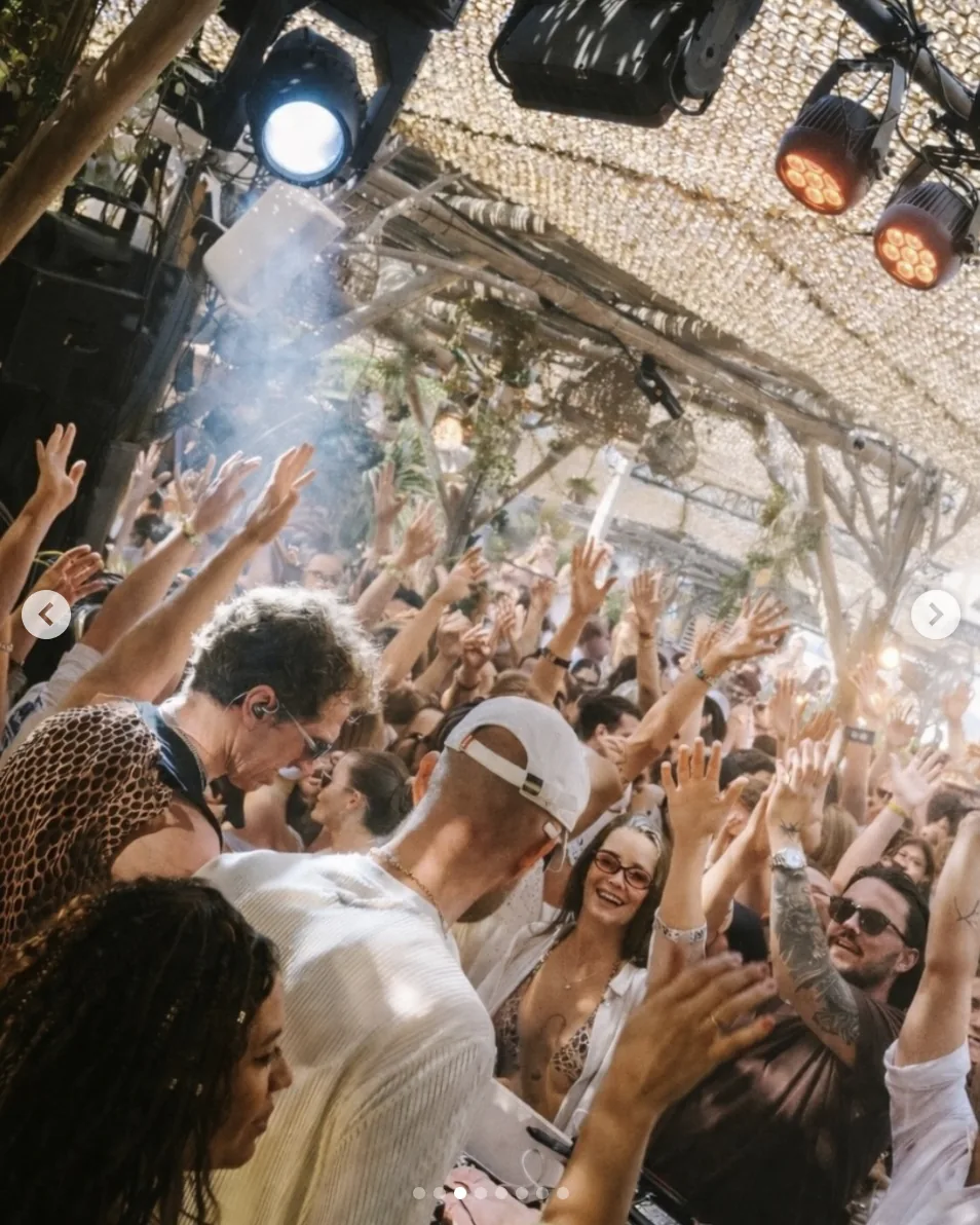 L'ambiance festive du beach club Shellona à Pampelonne