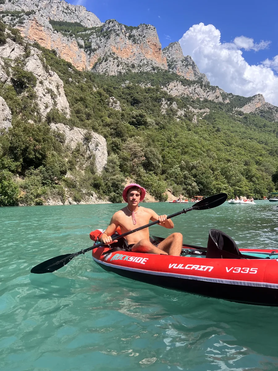 Paul-Henri assis face à la baie, sur les hauteurs de la Côte d’Azur