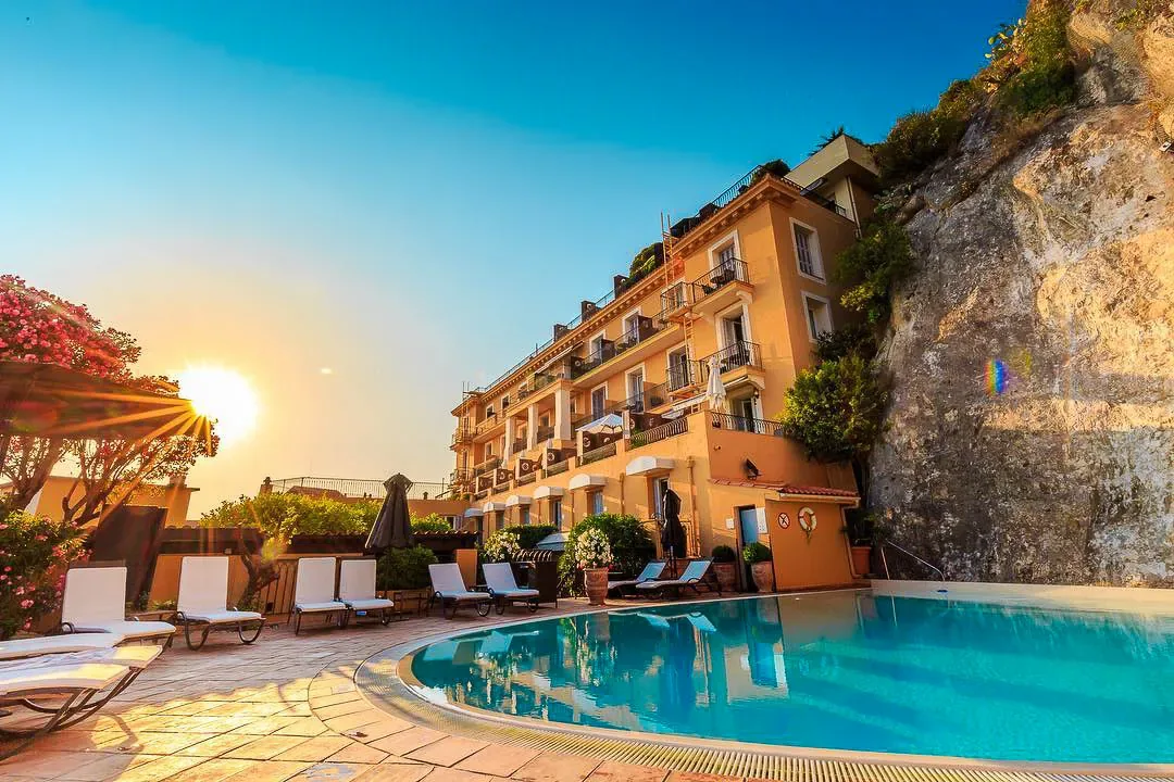 La piscine de l’hôtel La Pérouse au coucher du soleil