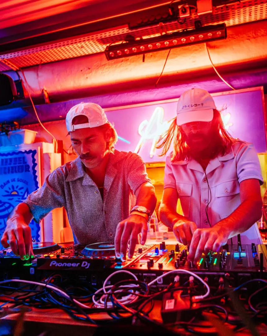 Le DJ set de la Plage Amour à la tombée de la nuit