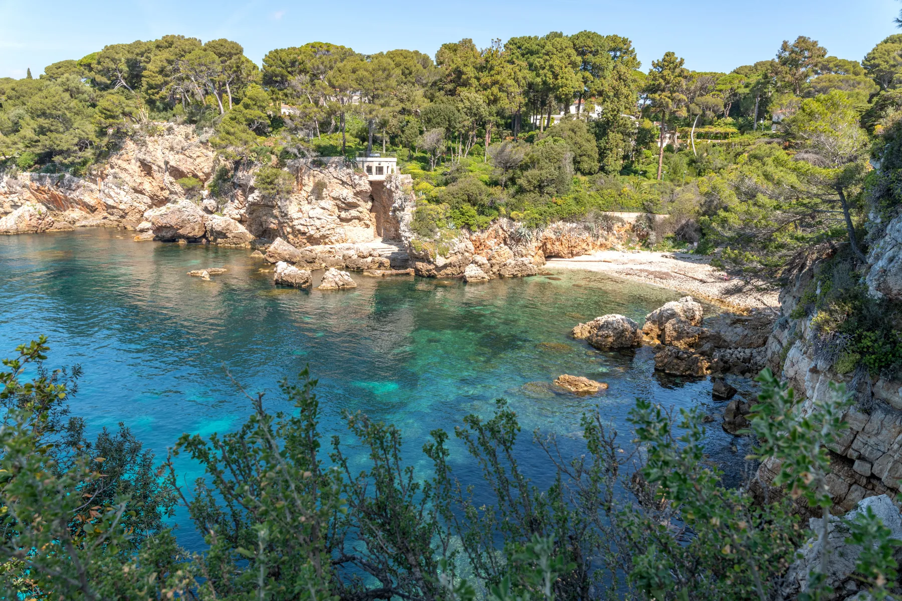 Une crique aux eaux turquoise du Cap d'Antibes