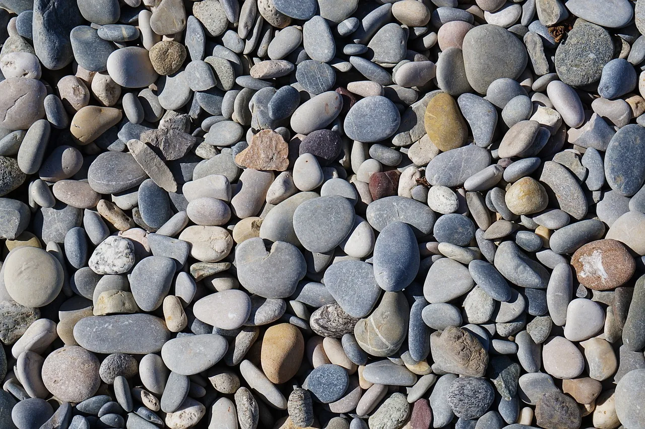 Les galets gris et roses typiques des plages de Nice